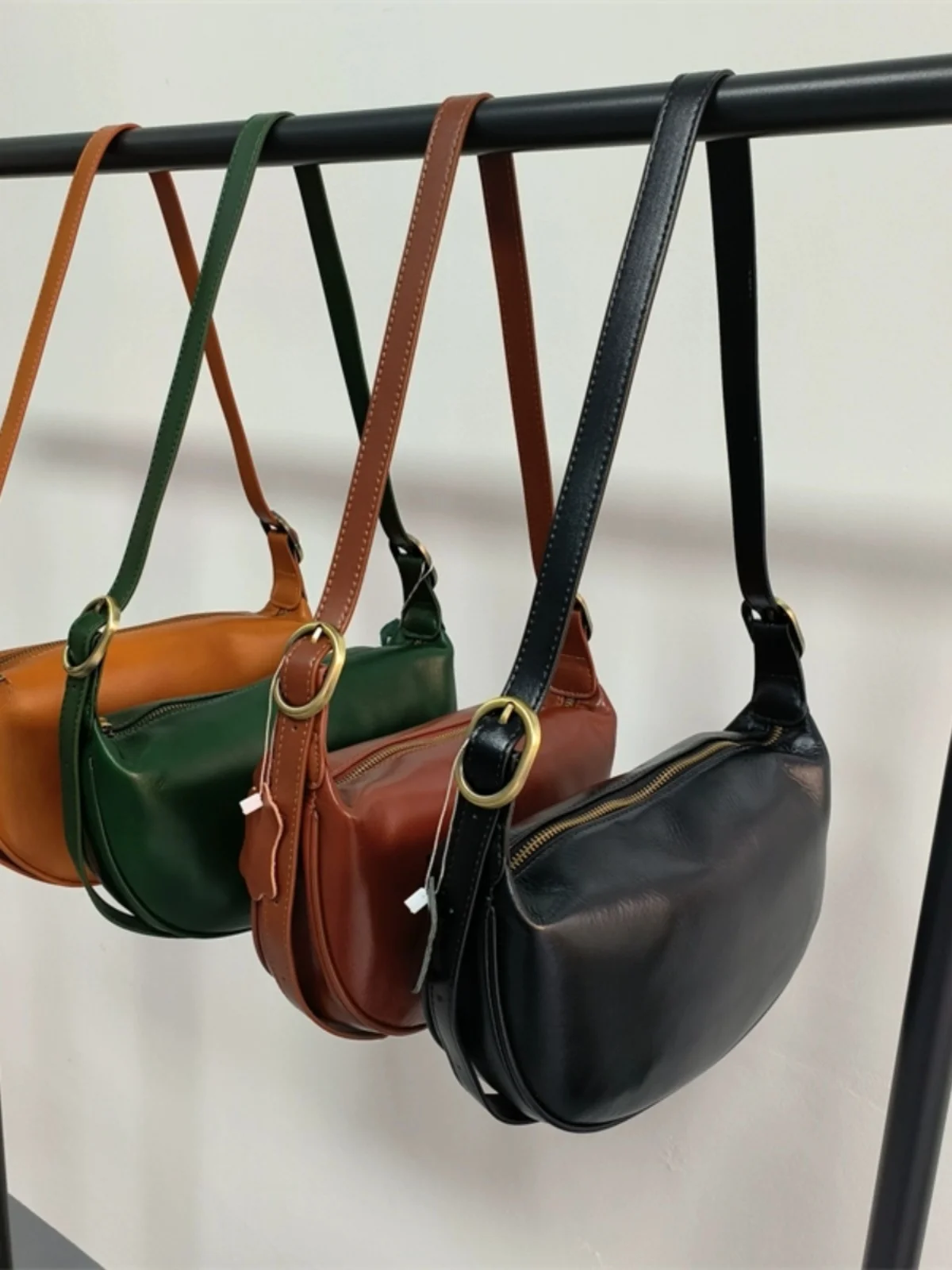 Women's Crossbody Bag 2024 New Sle High-End Dumpling Bag Top Layer Cowhide Vintage Wide oulder Strap Underarm Bag
Women's Crossbody Bag 2024 New Sle High-End Dumpling Bag Top Layer Cowhide Vintage Wide oulder Strap Underarm Bag