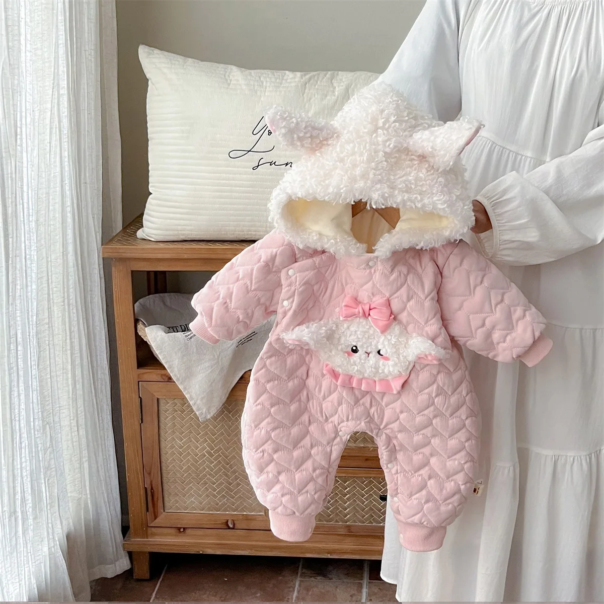 Newborn Girls Bodysuits Woolen Hooded Little Lamb Embroidery Toddler Girls Jumpsuits New Winter Kids Girls Overalls Rompers
Newborn Girls Bodysuits Woolen Hooded Little Lamb Embroidery Toddler Girls Jumpsuits New Winter Kids Girls Overalls Rompers