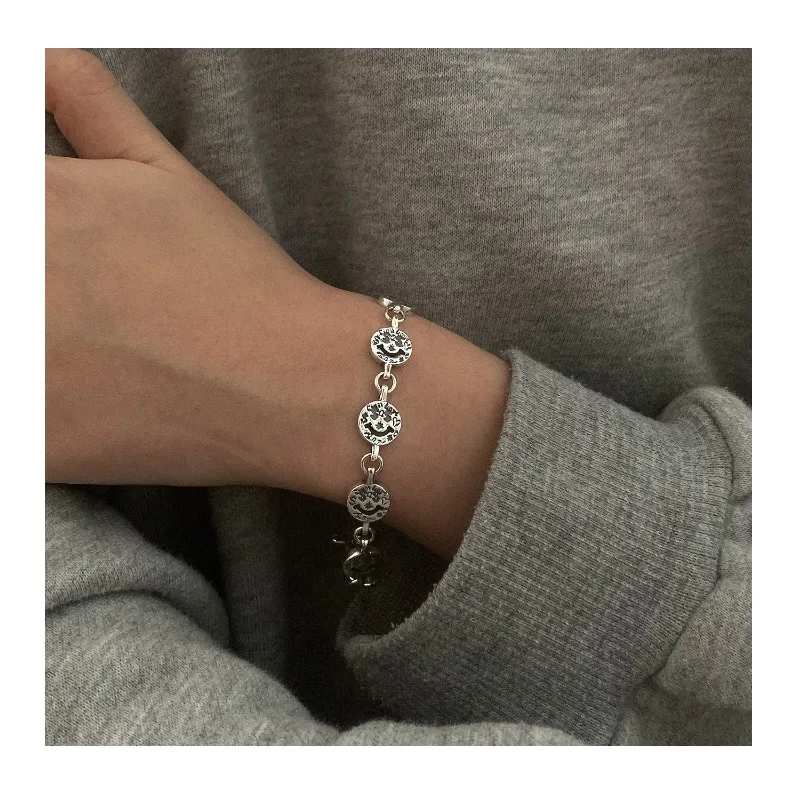 Korean Version of Retro Unique Graffiti Smiley Face Hip-hop Bracelet Women's Niche Design High-end Niche Trend Jewelry
Korean Version of Retro Unique Graffiti Smiley Face Hip-hop Bracelet Women's Niche Design High-end Niche Trend Jewelry