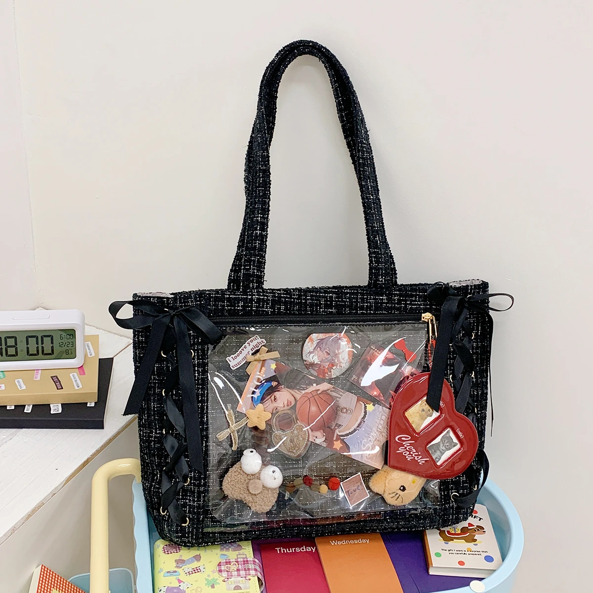 2026 Симпатичная большая сумка, прозрачная сумка в стиле аниме, карманный бант и лента с верхней ручкой, повседневная модная женская сумка Y2K
2026 Симпатичная большая сумка, прозрачная сумка в стиле аниме, карманный бант и лента с верхней ручкой, повседневная модная женская сумка Y2K