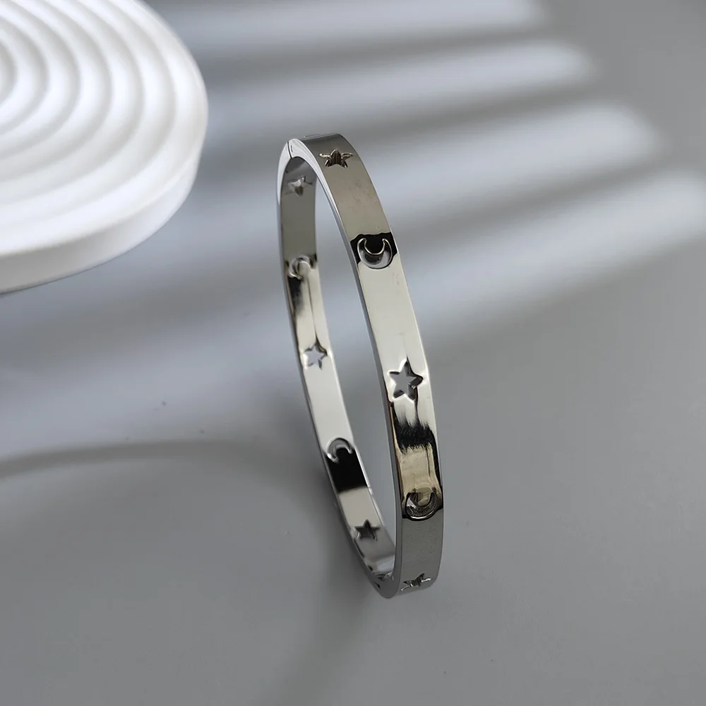 Hollow Star and Moon wrist jewelry, gold-plated stainless steel bracelets, fashionable and casual hand accessories for couples.
Hollow Star and Moon wrist jewelry, gold-plated stainless steel bracelets, fashionable and casual hand accessories for couples.