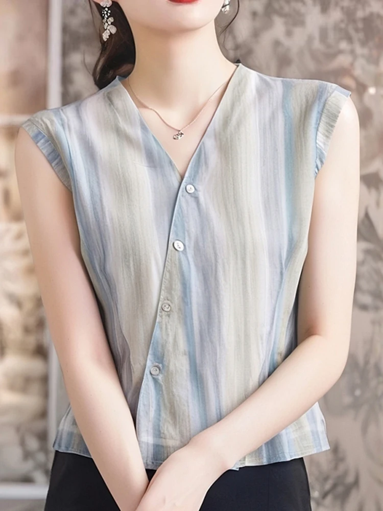 Элегантный шифоновый топ с V-образным вырезом, вертикальными полосками и цветовыми блоками, свободного кроя, в корейском стиле, для повседневной носки, модный.
Элегантный шифоновый топ с V-образным вырезом, вертикальными полосками и цветовыми блоками, свободного кроя, в корейском стиле, для повседневной носки, модный.