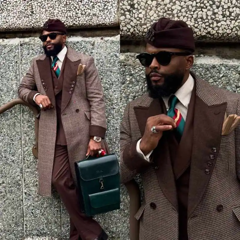 Classic Grid Men Overcoat Double Breasted Peaked Lapel Autumn Winter Casual Occasion Warm Customized traje de hombre
Classic Grid Men Overcoat Double Breasted Peaked Lapel Autumn Winter Casual Occasion Warm Customized traje de hombre