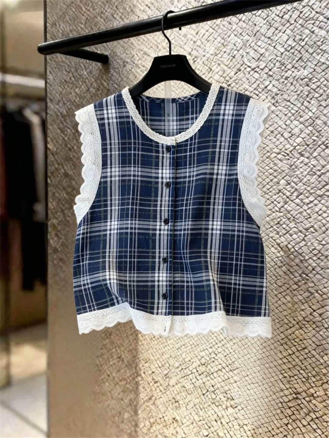 French Style Lace Splice Sleeveless Shirt Women's Short Loose Fit Breathable Cotton Summer Top Guangzhou Thirteenth Factory
French Style Lace Splice Sleeveless Shirt Women's Short Loose Fit Breathable Cotton Summer Top Guangzhou Thirteenth Factory