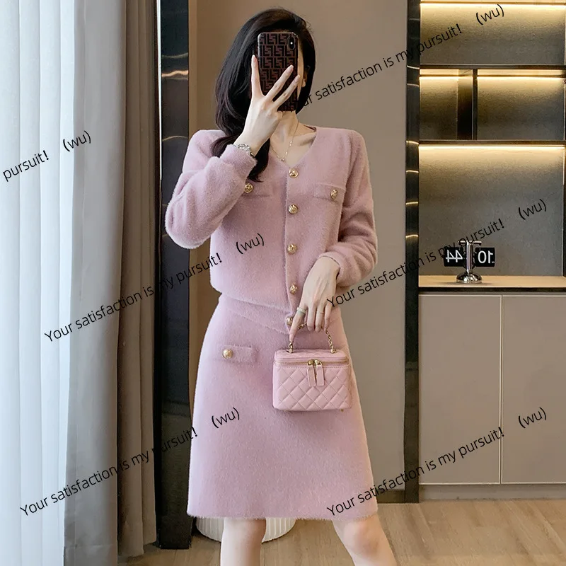 Знаменитости Xiaoxiangfeng модный повседневный костюм юбка женская зимняя новая имитация норковых волос A-word вязаный костюм из двух предметов юбка
Знаменитости Xiaoxiangfeng модный повседневный костюм юбка женская зимняя новая имитация норковых волос A-word вязаный костюм из двух предметов юбка