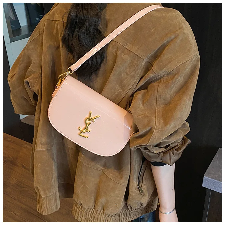 Chic Minimalist Saddle Crossbody Bag – Underarm Top Handle Shoulder Handbag, Premium Finish & Unique Style, Trendy & Versatile
Chic Minimalist Saddle Crossbody Bag – Underarm Top Handle Shoulder Handbag, Premium Finish & Unique Style, Trendy & Versatile