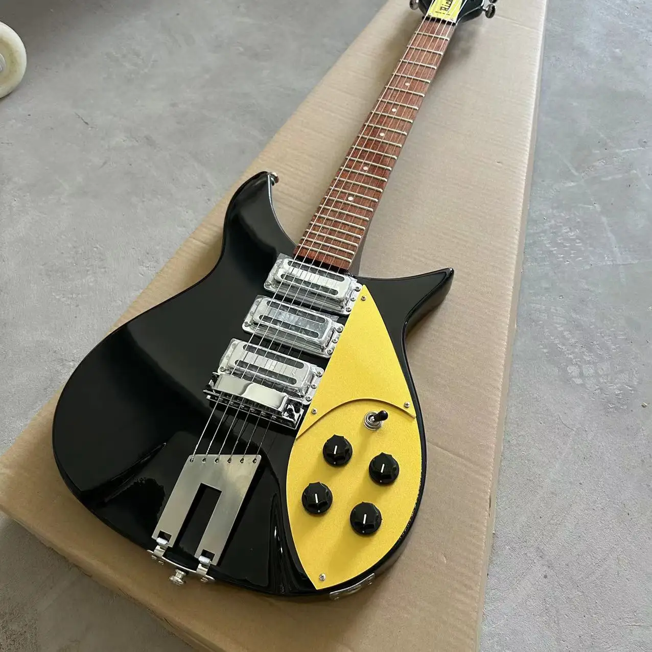 Rick en 325 electric guitar, black, gold color protective plate, 527mm effective string length, in stock, wholesale and retail
Rick en 325 electric guitar, black, gold color protective plate, 527mm effective string length, in stock, wholesale and retail