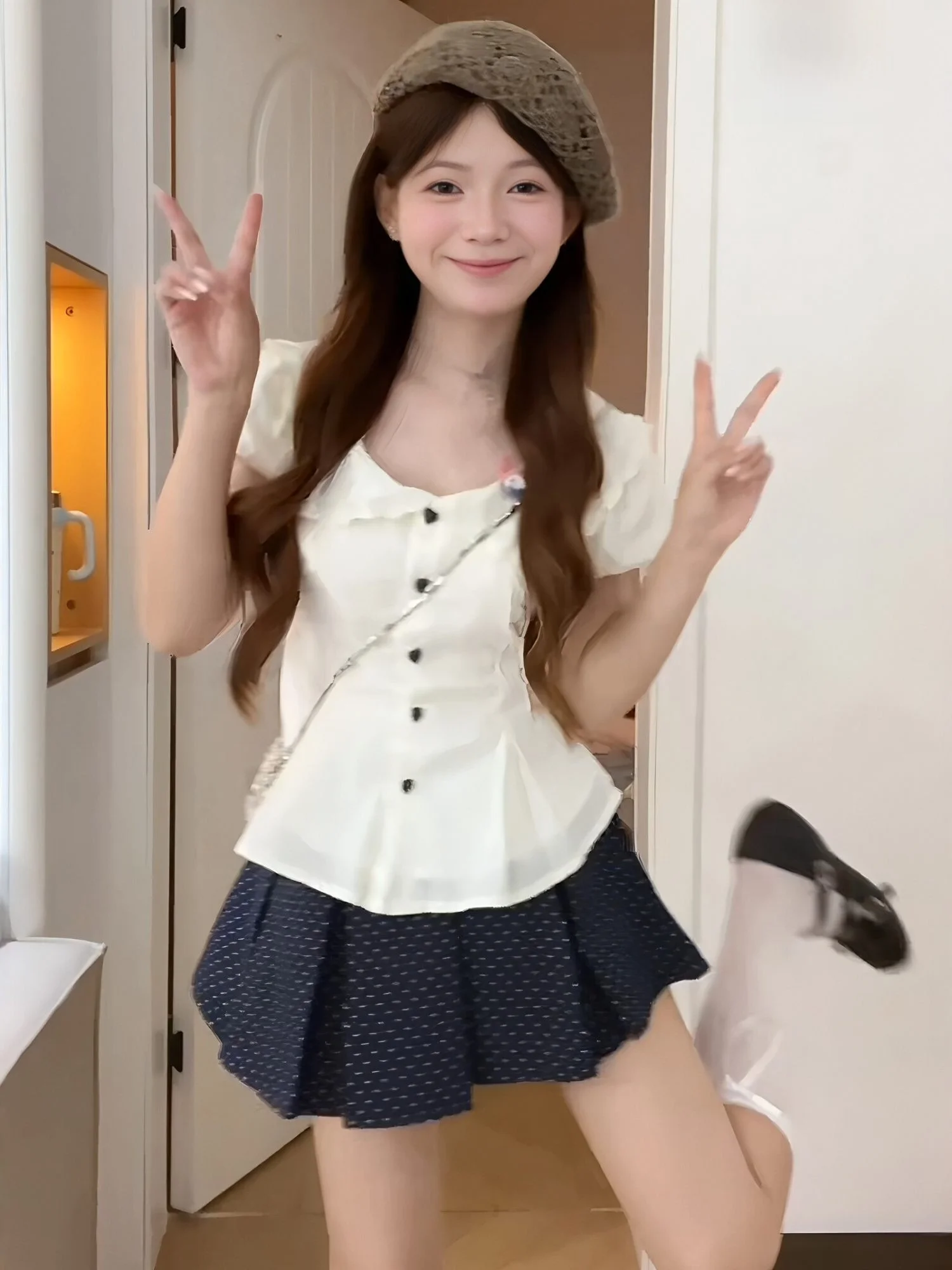 Korean College Style Baby Doll Collar White Short Sleeve Shirt Women Summer New Waist Cinching Slimming Design Top
Korean College Style Baby Doll Collar White Short Sleeve Shirt Women Summer New Waist Cinching Slimming Design Top