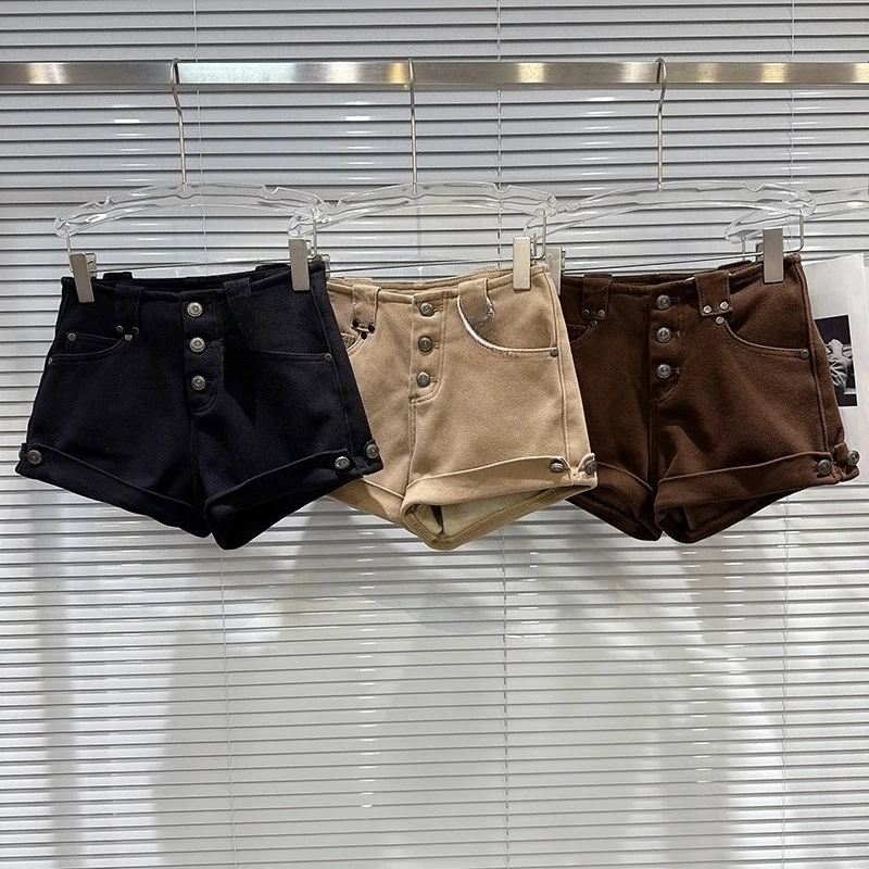 2025 Autumn New Metal Buckle Flanged Rivet Design Denim Shorts Women's Fashion Casual Versatile Solid Color Thick Shorts
2025 Autumn New Metal Buckle Flanged Rivet Design Denim Shorts Women's Fashion Casual Versatile Solid Color Thick Shorts