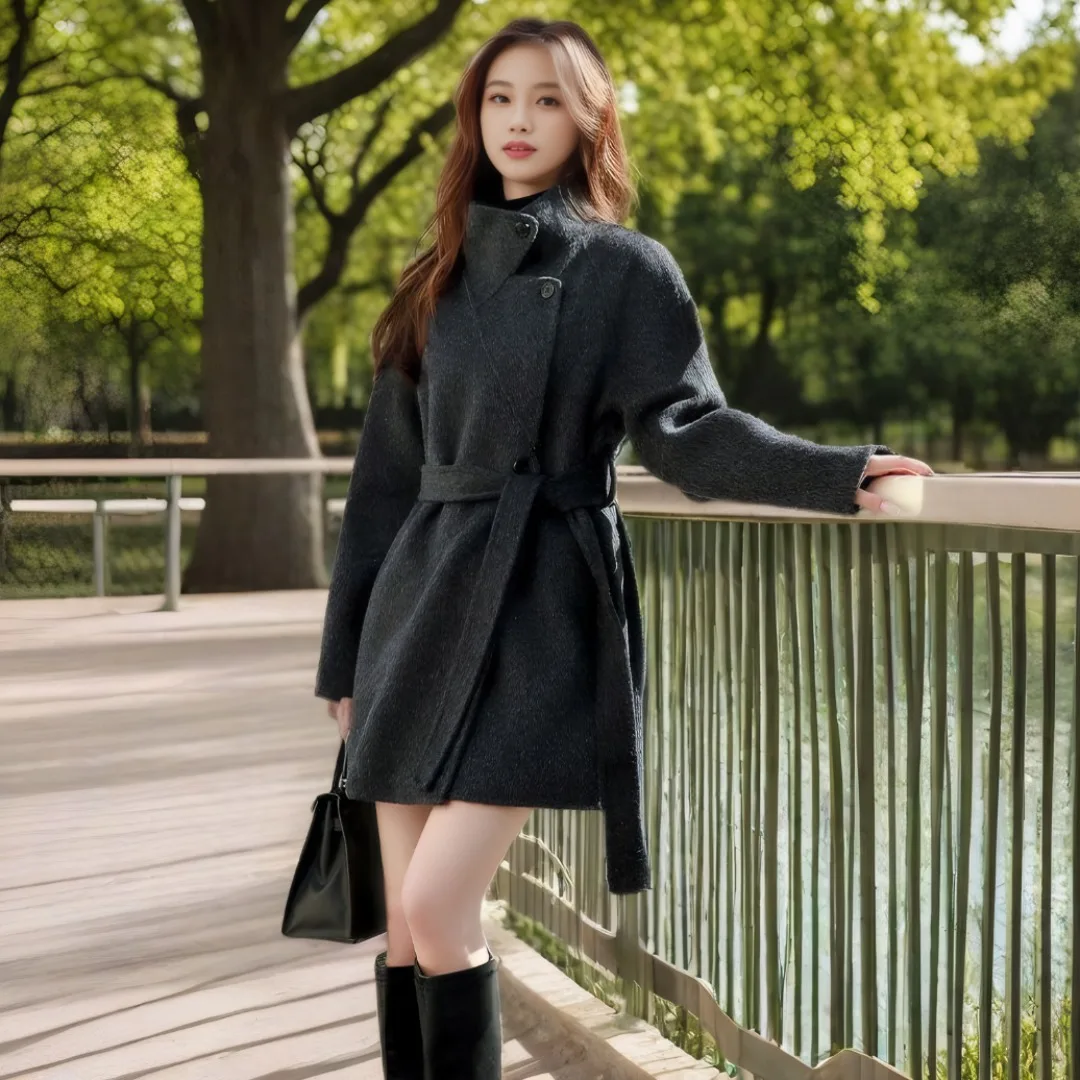 SuperAen Stand-neck Lace-up Waist Slim Coat Women's 2025 Autumn and Winter New Fashion Loose Woolen Fashion Coats
SuperAen Stand-neck Lace-up Waist Slim Coat Women's 2025 Autumn and Winter New Fashion Loose Woolen Fashion Coats
