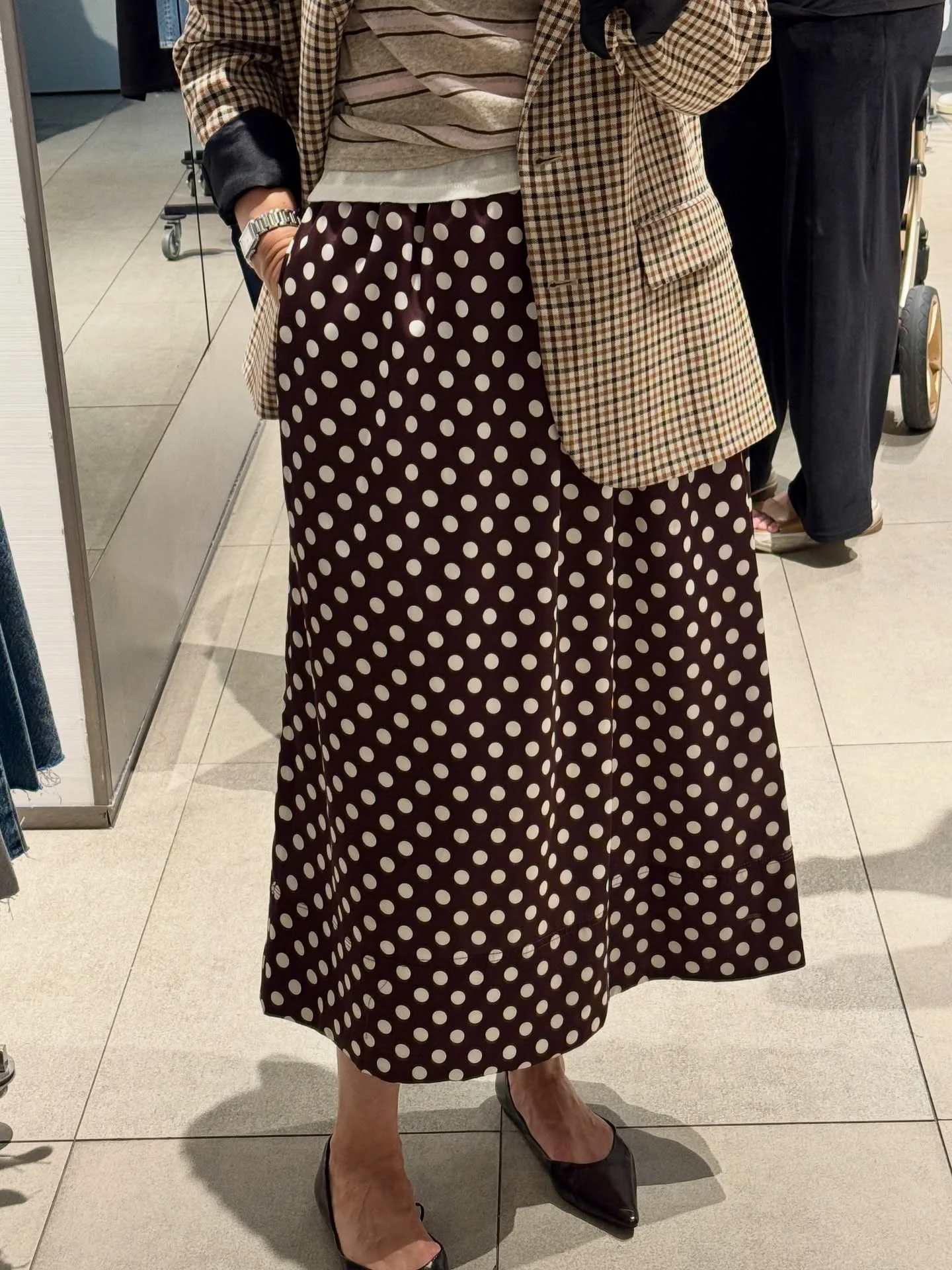 European and American style autumn new fashion trend simple women's clothing versatile high waist A-line polka dot midi skirt
European and American style autumn new fashion trend simple women's clothing versatile high waist A-line polka dot midi skirt
