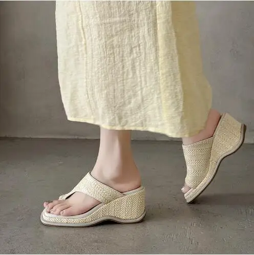 Летние женские бежевые коричневые вязаные тапочки на танкетке с квадратным застежкой на носок 7 см, модные пляжные шлепанцы на высоком каблуке, увеличивающие рост
Летние женские бежевые коричневые вязаные тапочки на танкетке с квадратным застежкой на носок 7 см, модные пляжные шлепанцы на высоком каблуке, увеличивающие рост