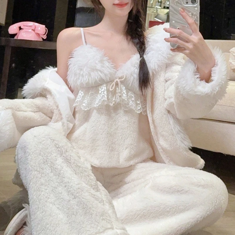 Coral Velvet Suspender Pajamas Three-piece Cute Flannel Pajamas Women's Set New Style Can Be Worn Outside Home Clothes
Coral Velvet Suspender Pajamas Three-piece Cute Flannel Pajamas Women's Set New Style Can Be Worn Outside Home Clothes