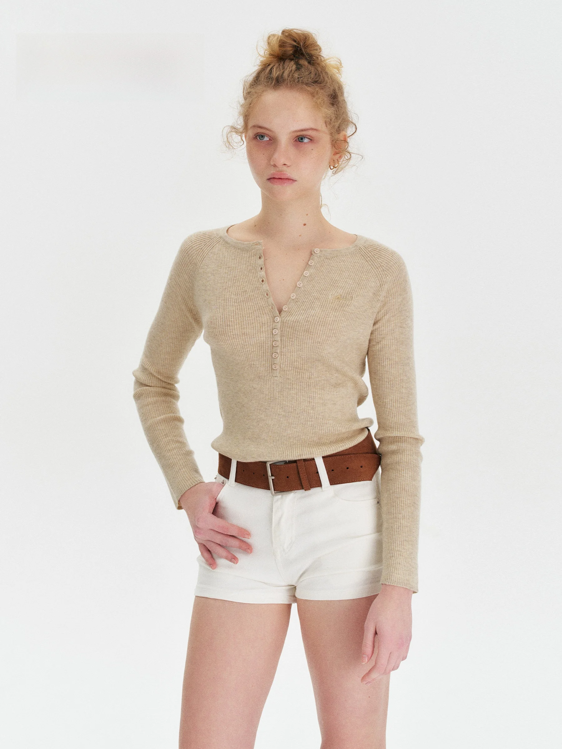 Винтажная трикотажная кофта Amee с воротником Хенли, с длинным рукавом, мягкая, приятная к телу, для ношения под одеждой, новинка 2026 года, из смесового хлопка
Винтажная трикотажная кофта Amee с воротником Хенли, с длинным рукавом, мягкая, приятная к телу, для ношения под одеждой, новинка 2026 года, из смесового хлопка