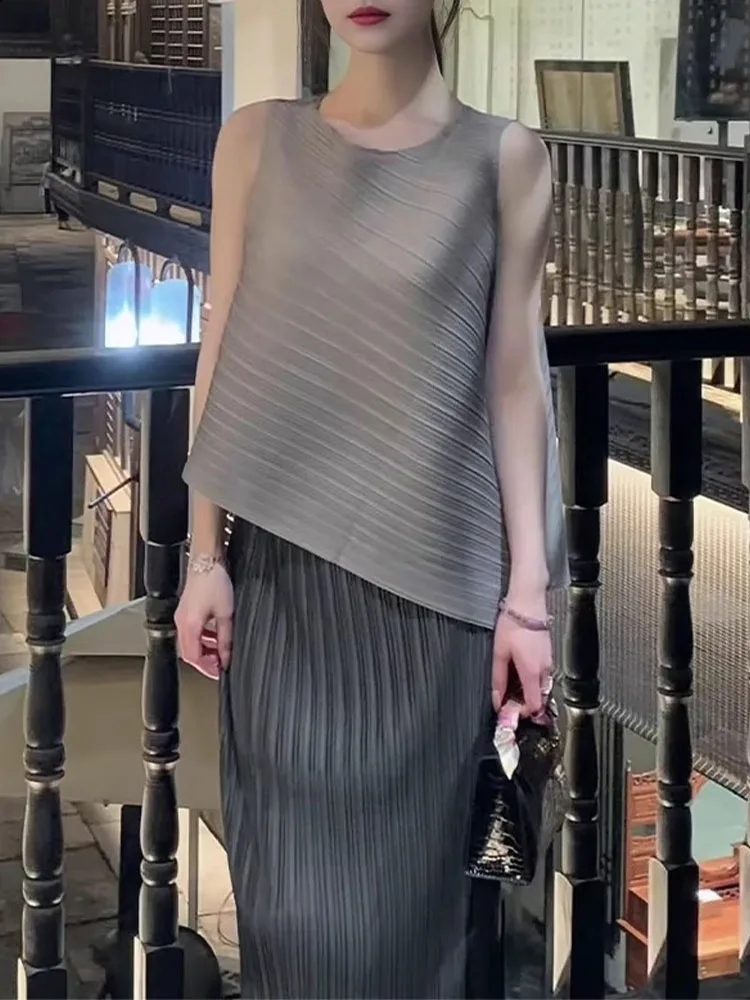 Chic Gray Asymmetrical Hem Sleeveless Crew Neck Dress And Skirt Set Crepe Texture Breathable Polyester Summer Fashion Outfit
Chic Gray Asymmetrical Hem Sleeveless Crew Neck Dress And Skirt Set Crepe Texture Breathable Polyester Summer Fashion Outfit