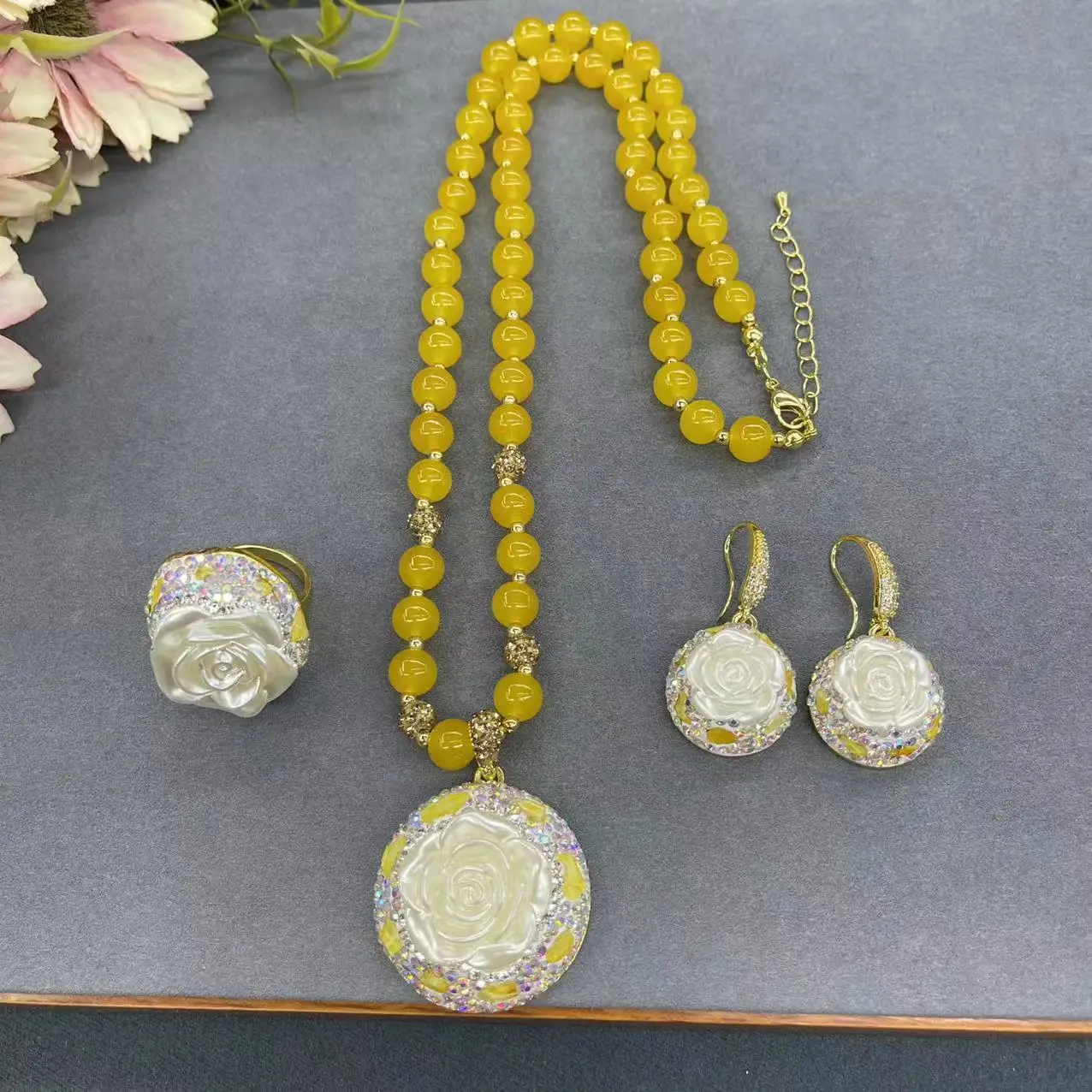 Ore Internet celebrities with same shell powder pressed peony flower set natural jade necklace inlaid with jewelry three-piece
Ore Internet celebrities with same shell powder pressed peony flower set natural jade necklace inlaid with jewelry three-piece