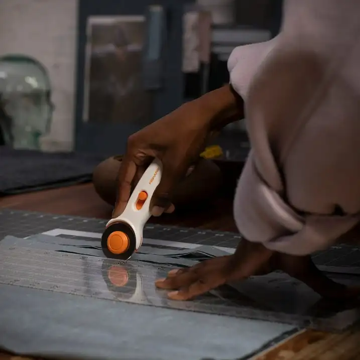 Набор для резки ткани Fiskars из 3 предметов: белый роторный резак, серый коврик для резки и акриловая швейная линейка
Набор для резки ткани Fiskars из 3 предметов: белый роторный резак, серый коврик для резки и акриловая швейная линейка