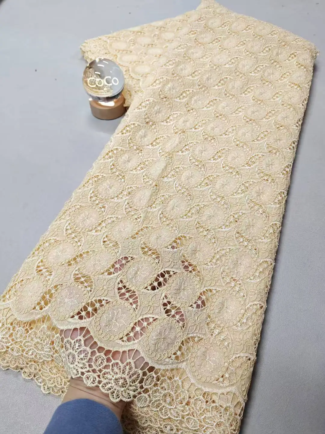 Новая высококачественная африканская нигерийская тюлевая кружевная ткань с вышивкой и блестками, французская гипюровая ткань для вечеринок/свадебных платьев, 5 ярдов
Новая высококачественная африканская нигерийская тюлевая кружевная ткань с вышивкой и блестками, французская гипюровая ткань для вечеринок/свадебных платьев, 5 ярдов