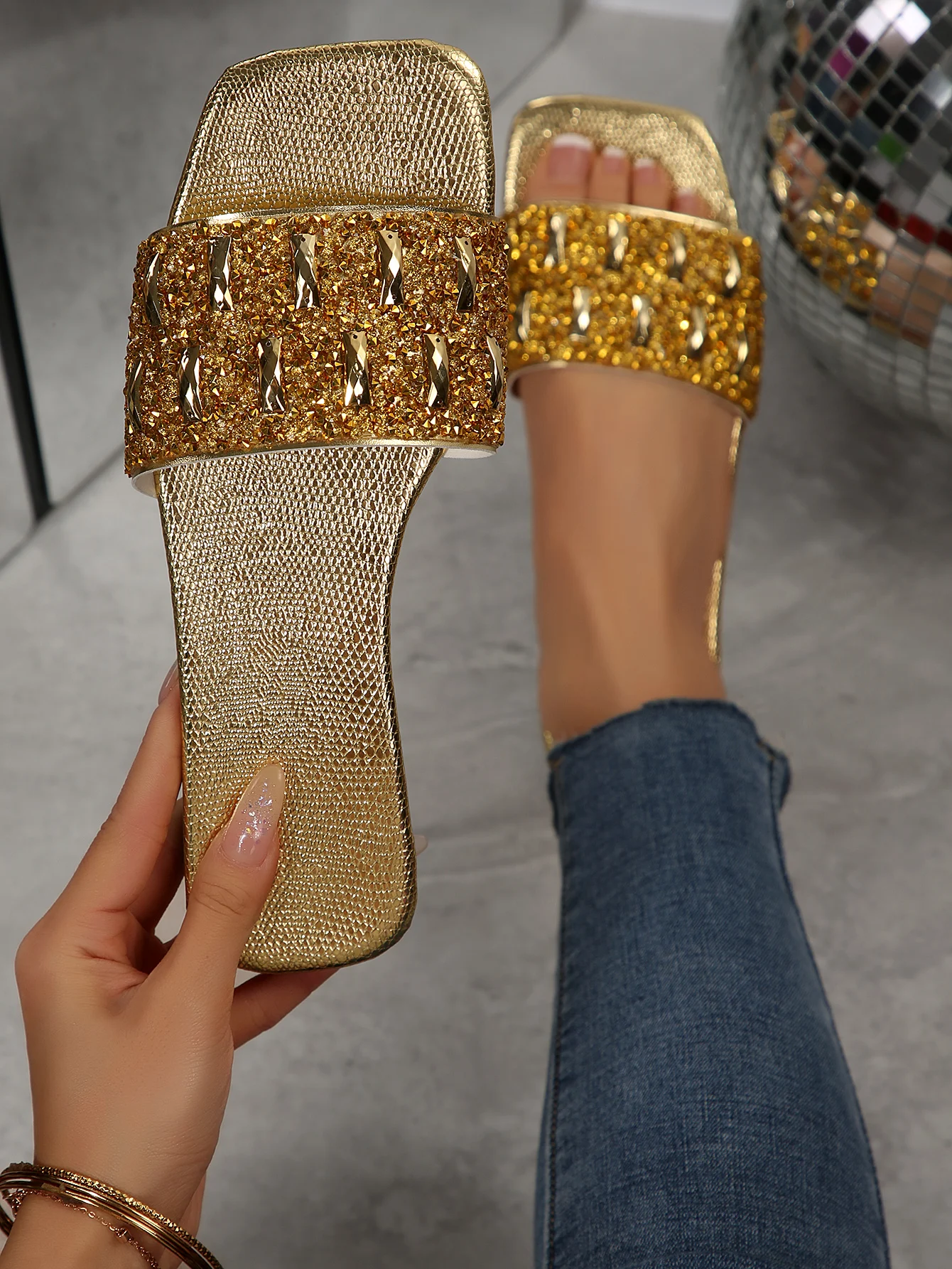 New Fashionable Summer Sandals for Women, Slip-On Slippers, Party Birthday Gift, Solid Color Outdoor Casual Shoes, Simple and Elegant Flat Beach Slippers, Easy to Match, Comfortable for All-Day Wear at Home and Outdoors
New Fashionable Summer Sandals for Women, Slip-On Slippers, Party Birthday Gift, Solid Color Outdoor Casual Shoes, Simple and Elegant Flat Beach Slippers, Easy to Match, Comfortable for All-Day Wear at Home and Outdoors
