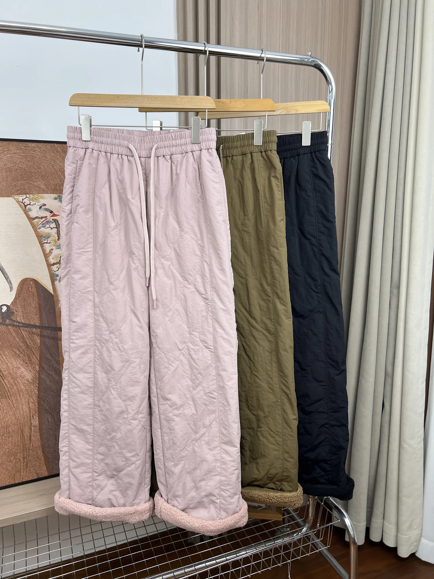 Утепленные зимние женские брюки с высокой талией из овчины, теплые, широкие, на флисовой подкладке, ветрозащитные, для ношения поверх одежды
Утепленные зимние женские брюки с высокой талией из овчины, теплые, широкие, на флисовой подкладке, ветрозащитные, для ношения поверх одежды