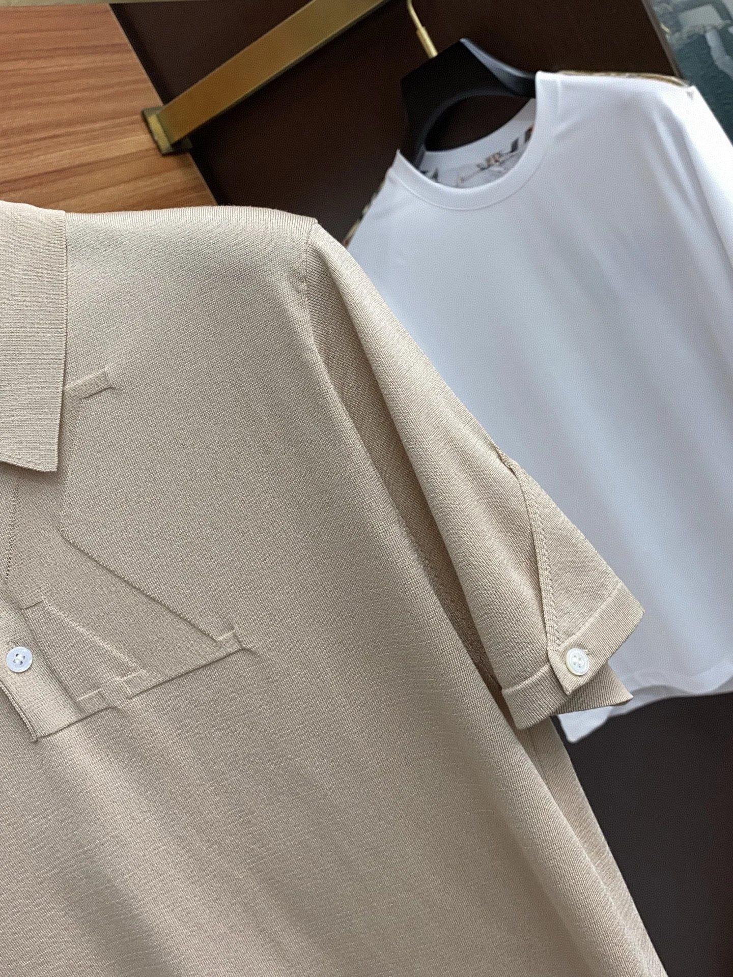 Летняя трикотажная рубашка-поло Kiton с короткими рукавами и воротником-молнией с воротником-стойкой
Летняя трикотажная рубашка-поло Kiton с короткими рукавами и воротником-молнией с воротником-стойкой