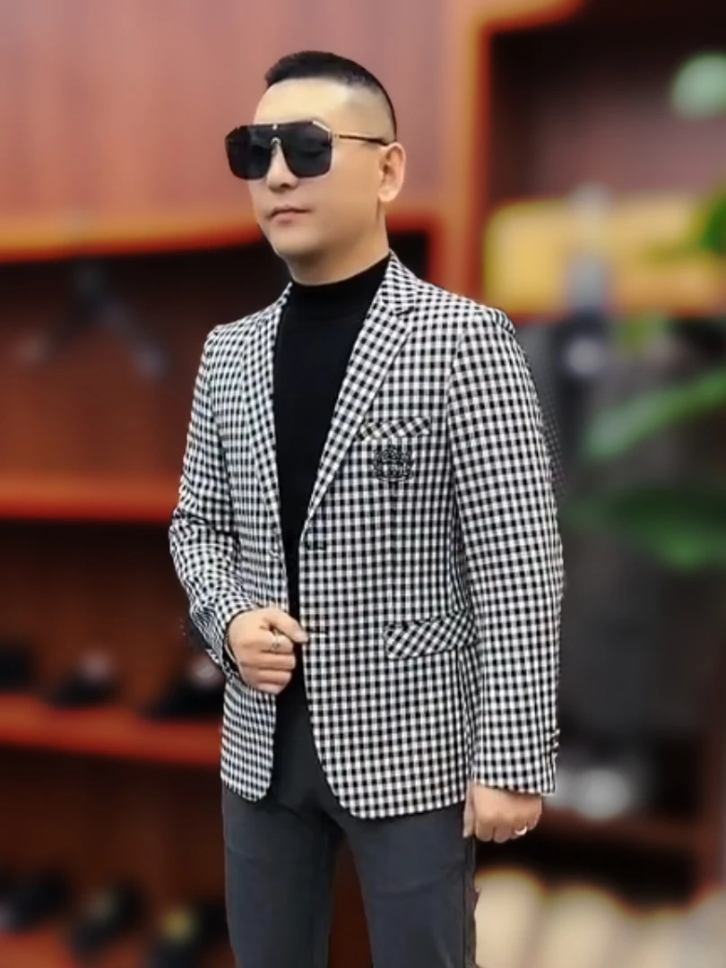 Мужской приталенный пиджак в клетку, повседневный деловой стиль, универсальный, модный, весна-осень, новый, с длинными рукавами, с декоративными пуговицами
Мужской приталенный пиджак в клетку, повседневный деловой стиль, универсальный, модный, весна-осень, новый, с длинными рукавами, с декоративными пуговицами