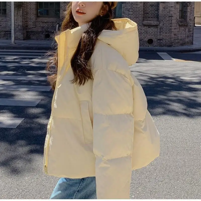 Зимняя короткая пуховая хлопковая куртка для женщин, повседневный универсальный дизайн, свободная и модная, теплая и толстая хлопковая куртка с капюшоном.
Зимняя короткая пуховая хлопковая куртка для женщин, повседневный универсальный дизайн, свободная и модная, теплая и толстая хлопковая куртка с капюшоном.