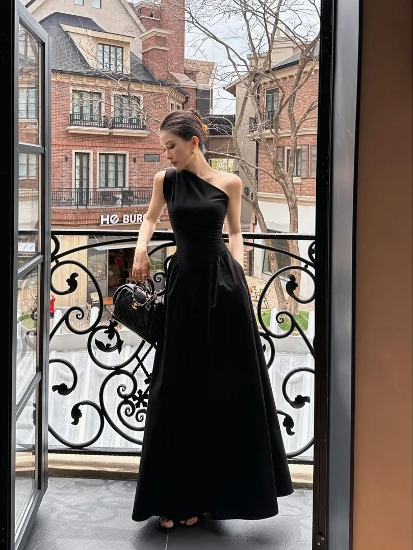 Summer Black Off-Shoulder Waist-Cinching Dress Vacation Vibes Elegant Long Dress Sexy Style H-Style Polyester Blend Casual Wear
Summer Black Off-Shoulder Waist-Cinching Dress Vacation Vibes Elegant Long Dress Sexy Style H-Style Polyester Blend Casual Wear