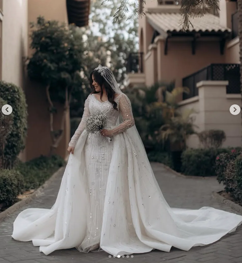 Saudi Arabia Wedding Dress Stunning V-Neck Long Sleeves Bridal Dress Mermaid with a Detachable Big Train Shining Beading Sequins
Saudi Arabia Wedding Dress Stunning V-Neck Long Sleeves Bridal Dress Mermaid with a Detachable Big Train Shining Beading Sequins