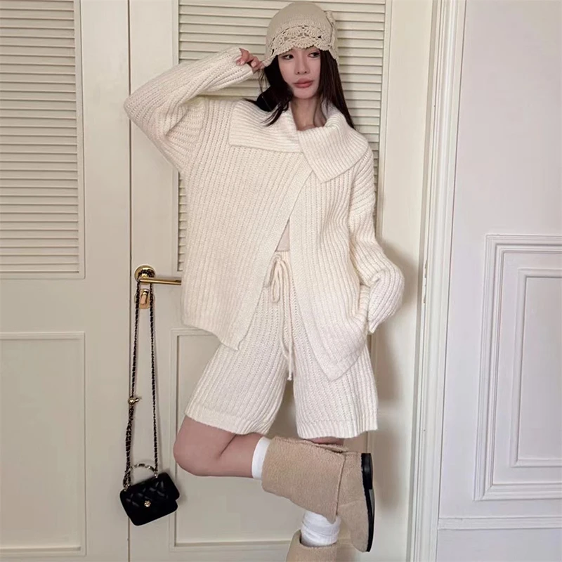 Весенне-осенний однотонный вязаный костюм: женский свитер с длинными рукавами и широким воротником + шорты с высокой талией и широкими штанинами, комплект из двух предметов
Весенне-осенний однотонный вязаный костюм: женский свитер с длинными рукавами и широким воротником + шорты с высокой талией и широкими штанинами, комплект из двух предметов