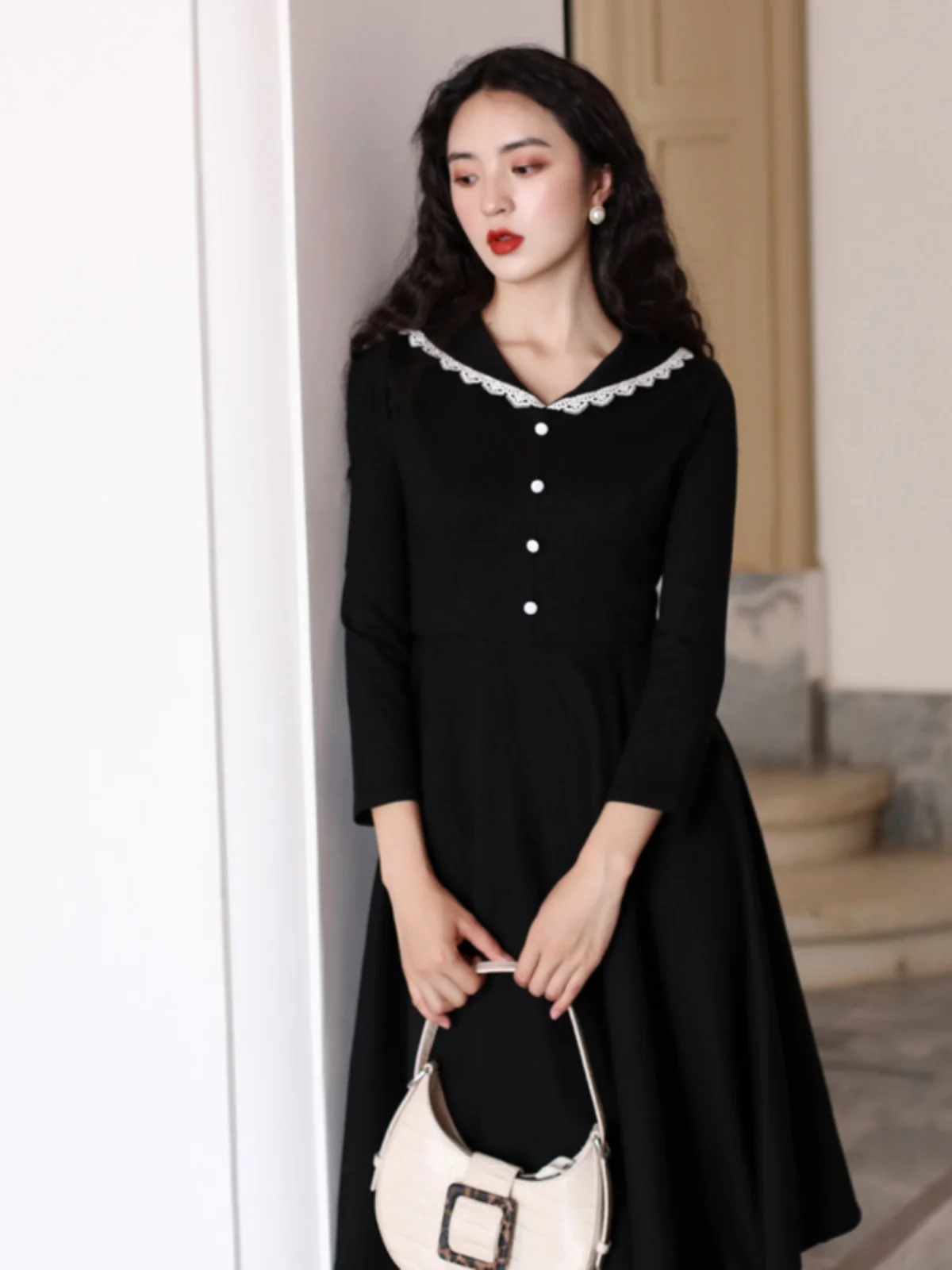 Slimming Vintage Hepburn Style Floral Trim Collar Waist-Cinching Dress Black High Waist Midi Skirt for Women Autumn Fashion
Slimming Vintage Hepburn Style Floral Trim Collar Waist-Cinching Dress Black High Waist Midi Skirt for Women Autumn Fashion