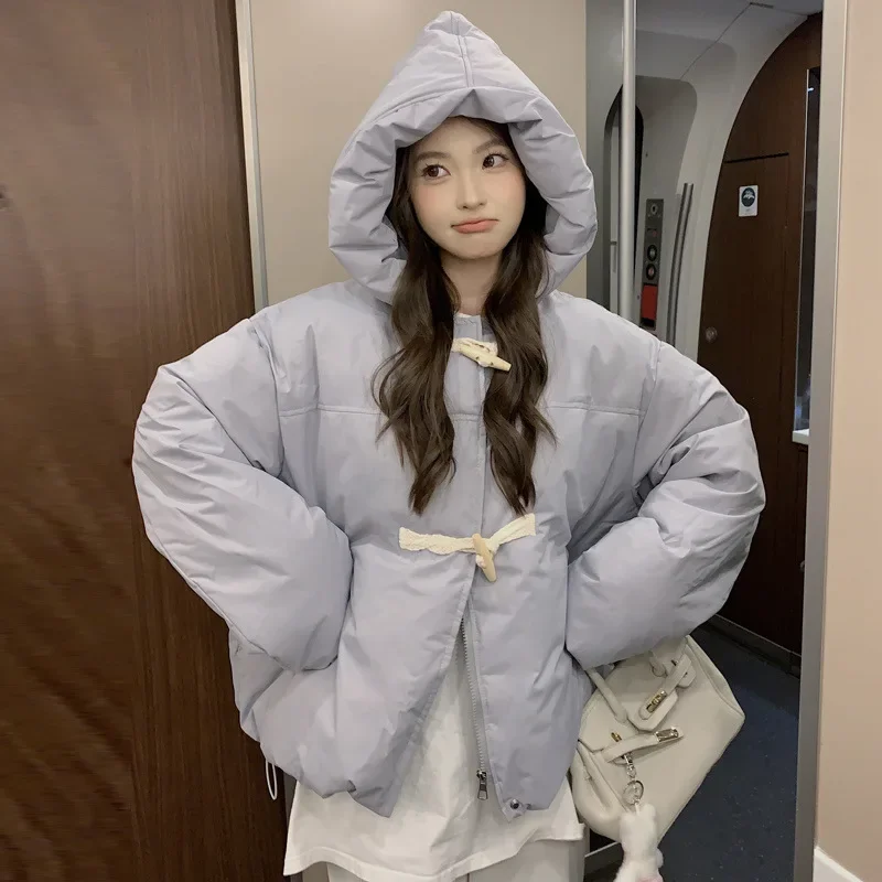 Новая зимняя утолщенная хлопковая куртка, женское пальто большого размера, свободный капюшон с роговой пуговицей, уникальный стиль, женская верхняя одежда
Новая зимняя утолщенная хлопковая куртка, женское пальто большого размера, свободный капюшон с роговой пуговицей, уникальный стиль, женская верхняя одежда