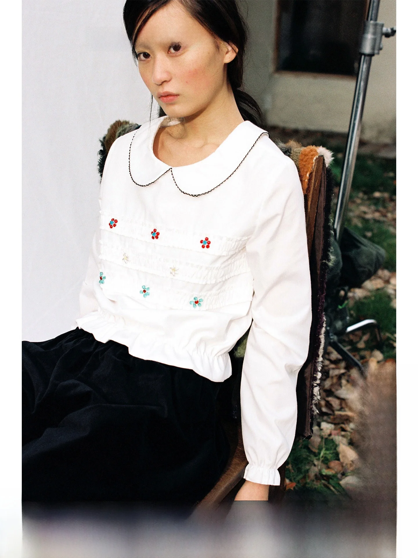 Женская хлопковая футболка с длинным рукавом, с милым воротником-куклой, ручной работы, расшитая бисером, с присборенной талией, ве
Женская хлопковая футболка с длинным рукавом, с милым воротником-куклой, ручной работы, расшитая бисером, с присборенной талией, ве