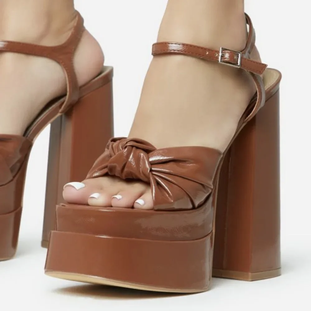 Lacquer Leather Thick Waterproof Platform Pleated Fashion Fairy Style One Line Buckle High Heel Sandals Large Size Women's Shoes
Lacquer Leather Thick Waterproof Platform Pleated Fashion Fairy Style One Line Buckle High Heel Sandals Large Size Women's Shoes