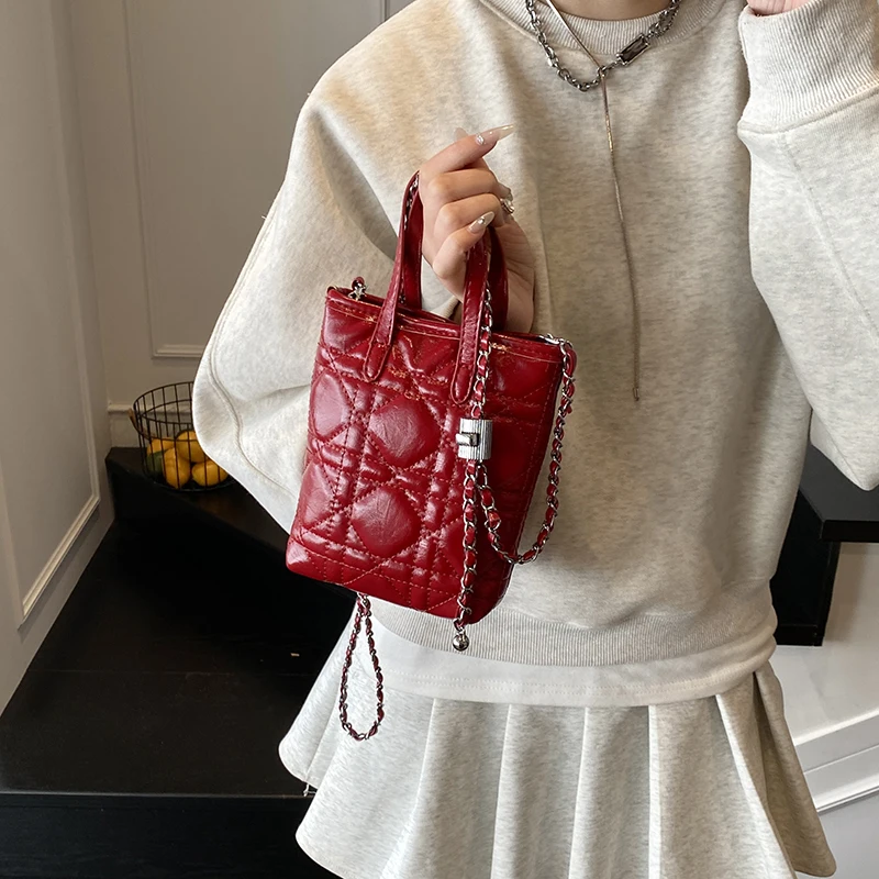 Chic Minimalist Vintage Crossbody Bag For Women Elegant Leather With Large Capacity And Trendy Paris Flair
Chic Minimalist Vintage Crossbody Bag For Women Elegant Leather With Large Capacity And Trendy Paris Flair