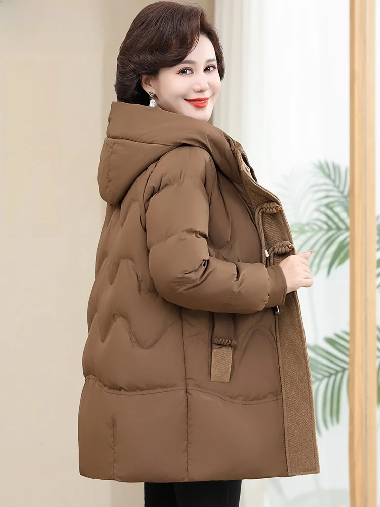 Новая китайская зимняя куртка-пуховик для молодых мам, женщин среднего и старшего возраста, больших размеров, хлопковое пальто, верхняя одежда
Новая китайская зимняя куртка-пуховик для молодых мам, женщин среднего и старшего возраста, больших размеров, хлопковое пальто, верхняя одежда