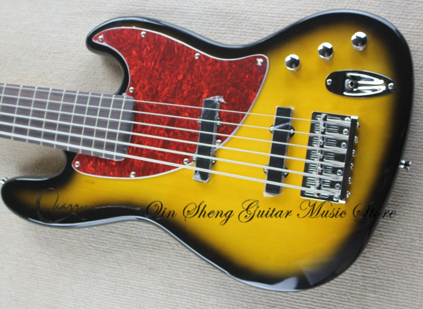custom 6 strings sunset bass, fixed bridge, solid wood body, maple neck, rosewood fingerboard, red tortoise shell pickup board
custom 6 strings sunset bass, fixed bridge, solid wood body, maple neck, rosewood fingerboard, red tortoise shell pickup board