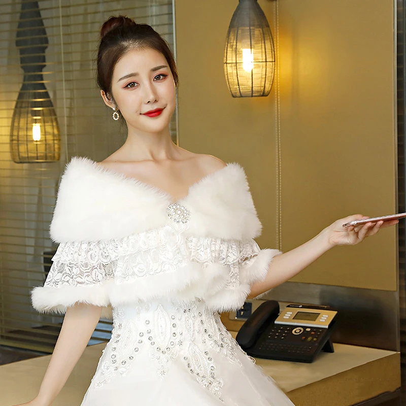 Autumn Winter Women Plush Shawl Wrap Wedding Dress Tiered Floral Lace Patchwork Furry Capes Bridal Jacket Coat Accessories
Autumn Winter Women Plush Shawl Wrap Wedding Dress Tiered Floral Lace Patchwork Furry Capes Bridal Jacket Coat Accessories