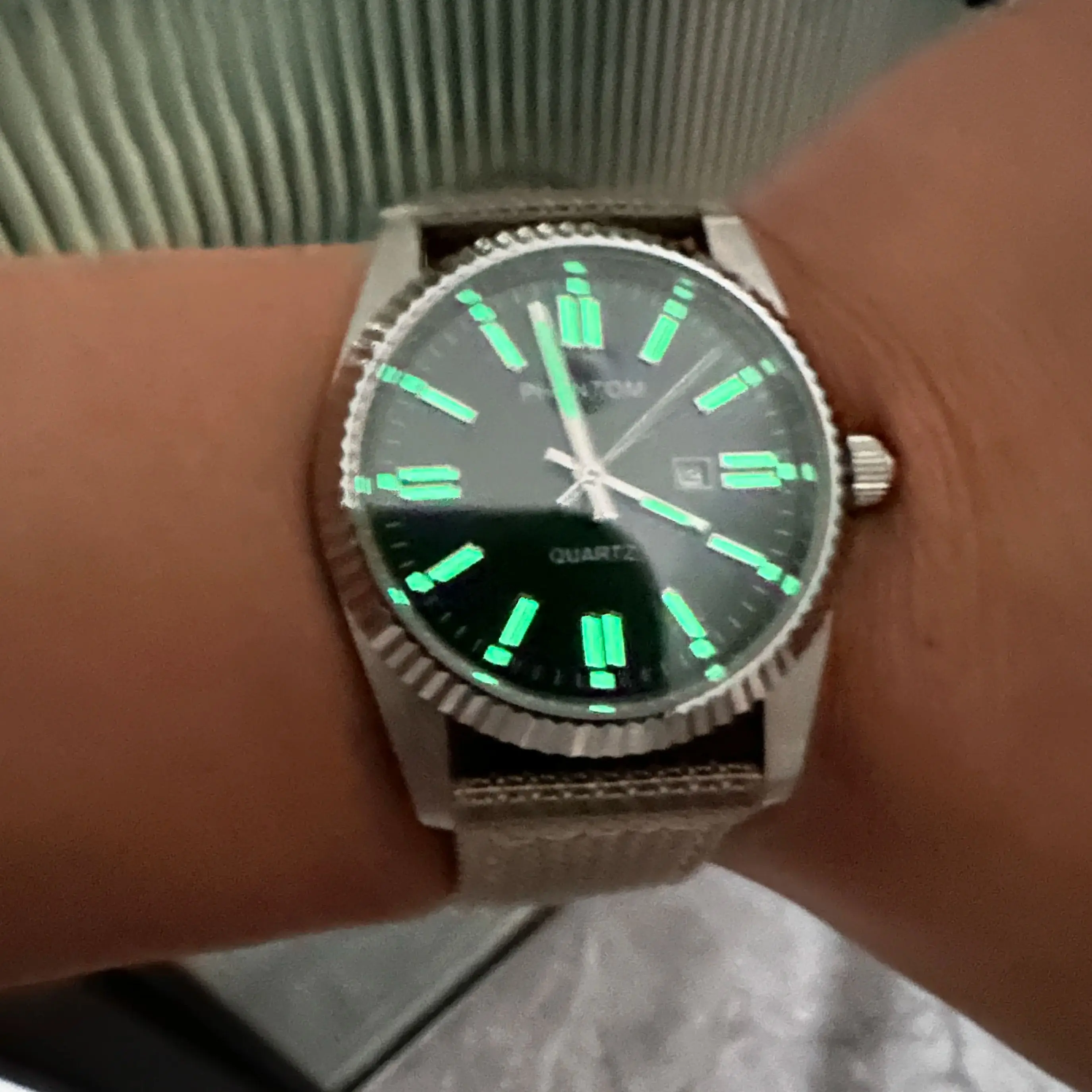 PHANTOM Кварцевые часы 35 мм из нержавеющей стали Водонепроницаемый календарь Светящийся темно-зеленый циферблат Мужские часы
PHANTOM Кварцевые часы 35 мм из нержавеющей стали Водонепроницаемый календарь Светящийся темно-зеленый циферблат Мужские часы