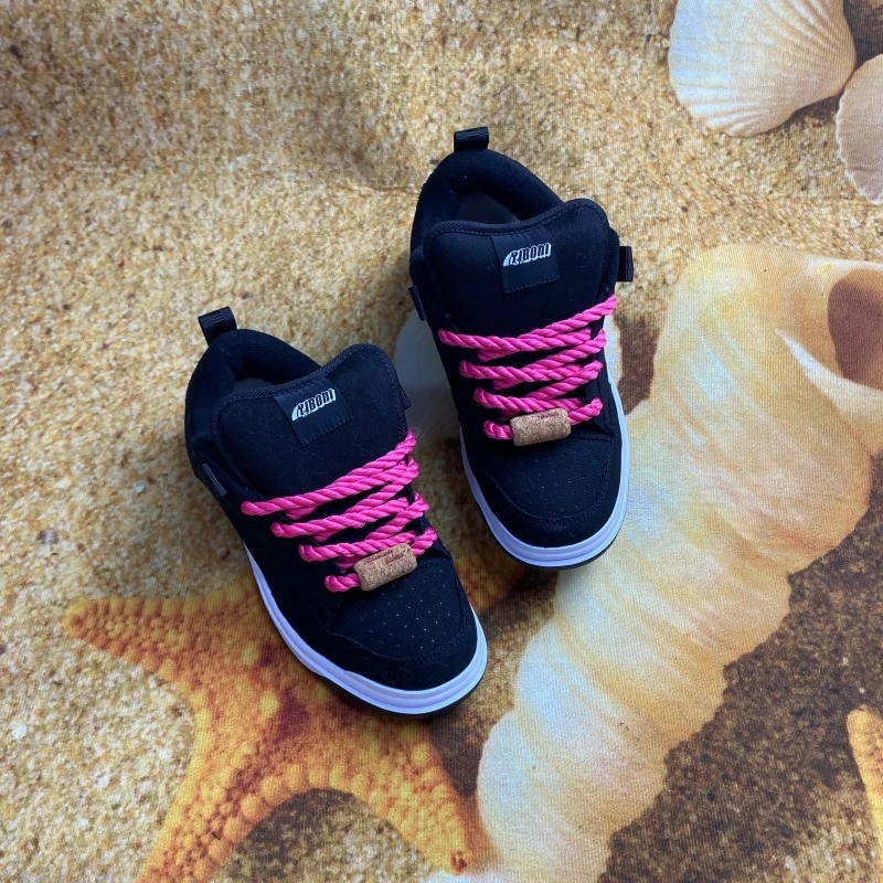 2026 American style high street black and green board shoes, men's thick fluorescent green shoelaces, bread shoes, big sizes
2026 American style high street black and green board shoes, men's thick fluorescent green shoelaces, bread shoes, big sizes