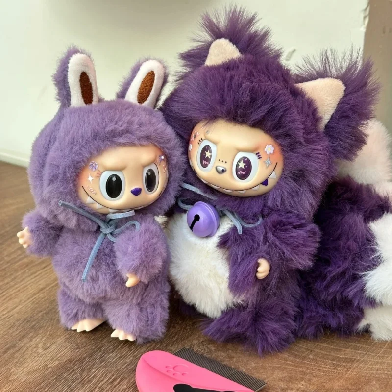 New Arrival Monster Labubu Series Blue Purple Replica Change Doll Blind Box Anime Vinyl Pendant Accessory Children Festival Gift
New Arrival Monster Labubu Series Blue Purple Replica Change Doll Blind Box Anime Vinyl Pendant Accessory Children Festival Gift