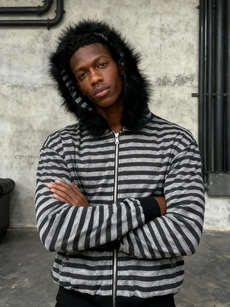 Темно-готический полосатый худи с уютным воротником из искусственного меха для стильного уличного и альтернативного образа
Темно-готический полосатый худи с уютным воротником из искусственного меха для стильного уличного и альтернативного образа