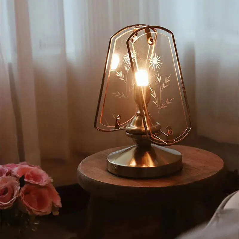 American retro premium desk lamp charging atmosphere nostalgic gift French engraved glass
American retro premium desk lamp charging atmosphere nostalgic gift French engraved glass