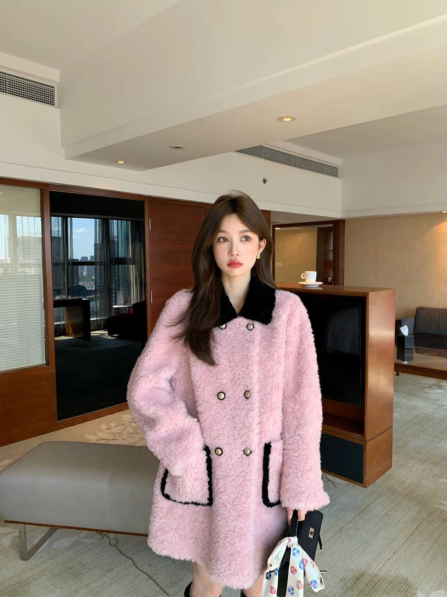 Daisy 00 Wool Rich Girl Feel Leather Fur Inteated Lamb Fur Coat Fem 25 Year Old Winter Double Breasted Long Sve Coat
Daisy 00 Wool Rich Girl Feel Leather Fur Inteated Lamb Fur Coat Fem 25 Year Old Winter Double Breasted Long Sve Coat