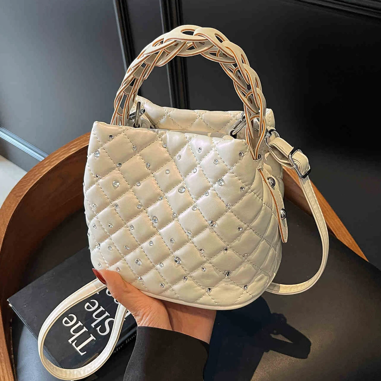 Luxury Diamond Mini Bucket Bag for Women Summer Versatile Party Handbags French Retro Soft Leather Crossbody Bags Trend
Luxury Diamond Mini Bucket Bag for Women Summer Versatile Party Handbags French Retro Soft Leather Crossbody Bags Trend