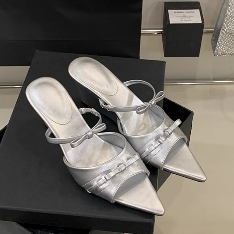 Новые одноступенчатые тапочки на танкетке с узлом-бабочкой, женские туфли-лодочки с острым носком, модные элегантные женские сандалии на высоком каблуке
Новые одноступенчатые тапочки на танкетке с узлом-бабочкой, женские туфли-лодочки с острым носком, модные элегантные женские сандалии на высоком каблуке