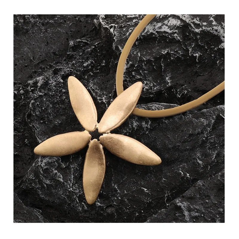 New Special for Personalized Collarbone Chain Style Fashionable and Versatile Women's High-end Necklace
New Special for Personalized Collarbone Chain Style Fashionable and Versatile Women's High-end Necklace