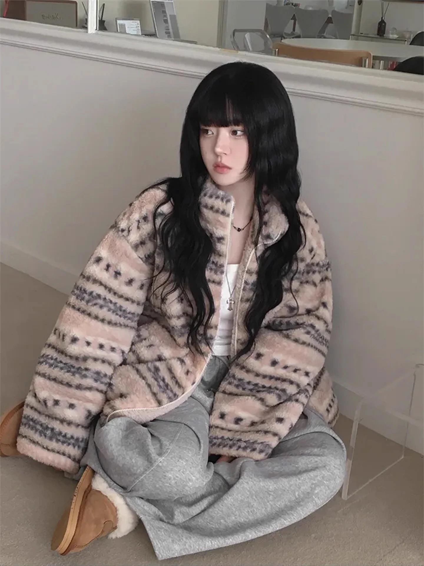 Ретро контрастного цвета с вышивкой и воротником-стойкой из овечьего меха, женский зимний новый свободный хлопковый топ, верхняя одежда
Ретро контрастного цвета с вышивкой и воротником-стойкой из овечьего меха, женский зимний новый свободный хлопковый топ, верхняя одежда