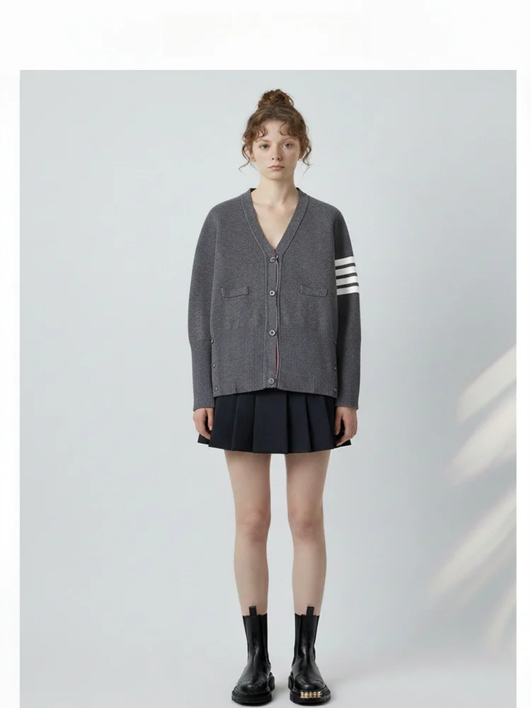 Slim Fit V-Neck Knitted Woolen Cardigan British Style College Wind Four Stripe Thickened Short Outerwear for Women
Slim Fit V-Neck Knitted Woolen Cardigan British Style College Wind Four Stripe Thickened Short Outerwear for Women