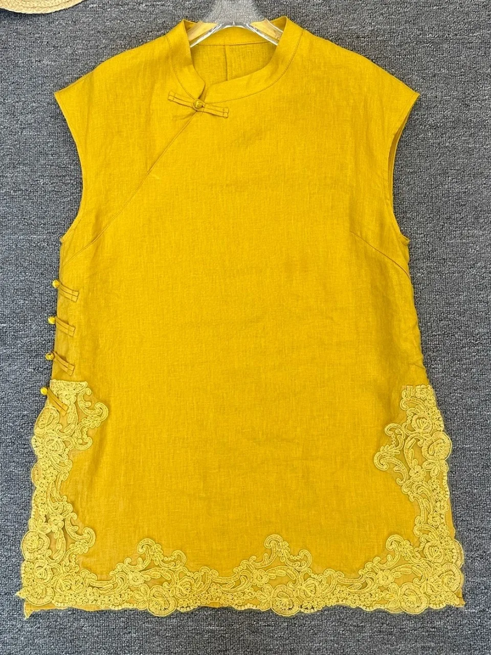 Новинка лета 2025, китайский жилет на пуговицах, большой размер, женский льняной топ средней длины с кружевной вышивкой и пуговицами 
Новинка лета 2025, китайский жилет на пуговицах, большой размер, женский льняной топ средней длины с кружевной вышивкой и пуговицами